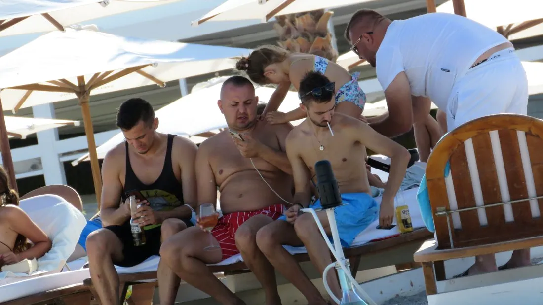 Vasilică Ceterașu și brigada, distracție pe ”low-cost” la mare! S-au crezut pe canapea și-au „poștit” o narghilea