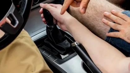 Diferența principală între un permis de conducere „automat” și unul „manual”. Ce e codul de restricție 78