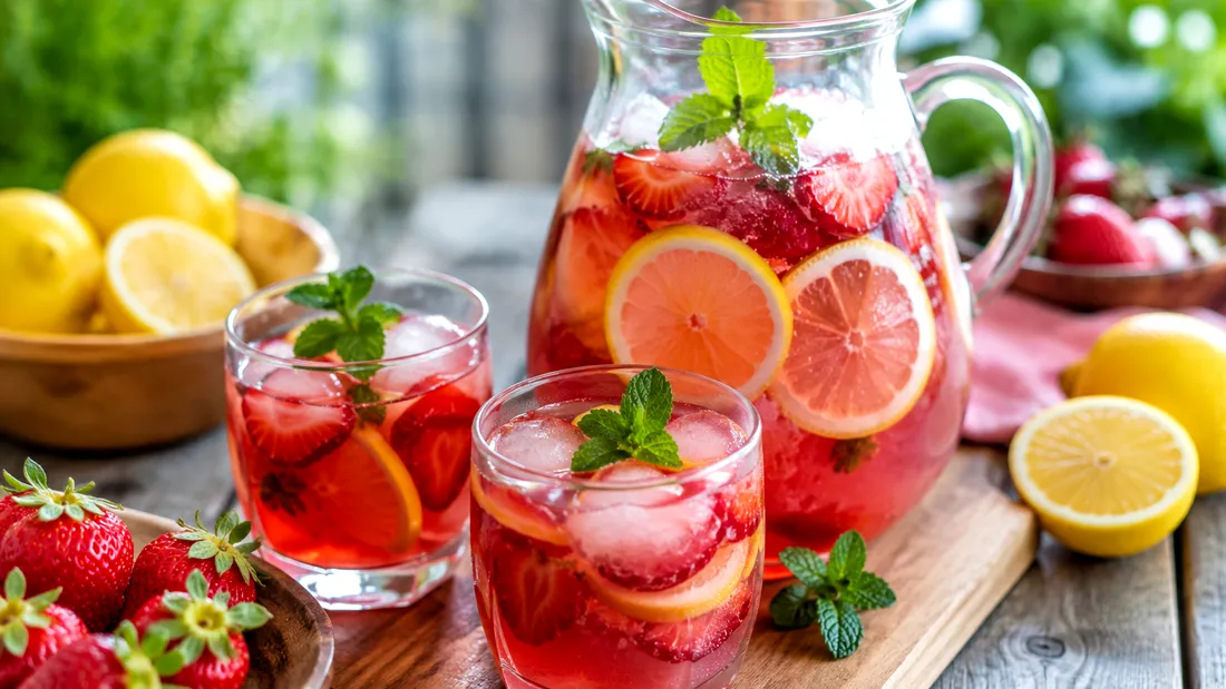 Limonadă cu fructe de sezon. Băutura răcoritoare care transformă orice zi de vară într-un moment de relaxare