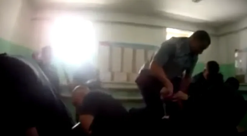 Imagini ireale. Un detinut este batut fara mila. O avocata a filmat agresiunea apoi a fugit din tara VIDEO