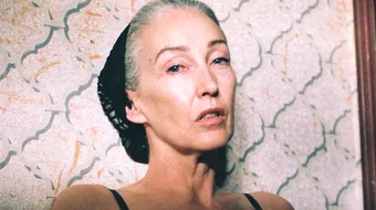 Mercy Brewer are 56 de ani si este model la varsta ei. Femeia a realizat o noua sedinta foto in lenjerie intima. Arata superb