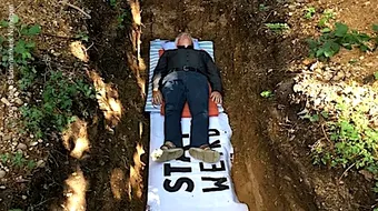 Curs șocant la facultate! Studenţii învață cum să se comporte după ce mor și ajung în groapă