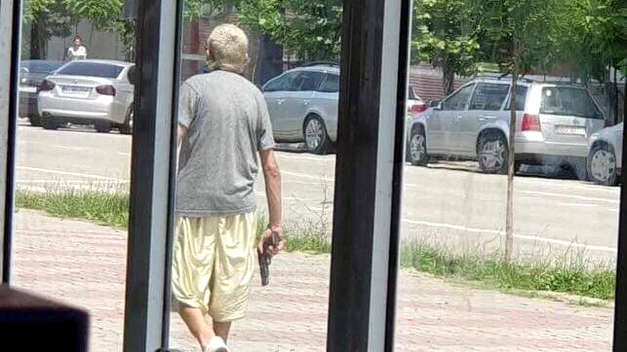 Barbat cu pistol in mana, in Constanta! S-a plimbat asa minute bune, in miezul zilei 