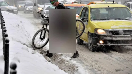 Imaginea zilei in Bucuresti! Cum a iesit un barbat pe strada, in plina ninsoare si ger! Masinile il claxonau de zor
