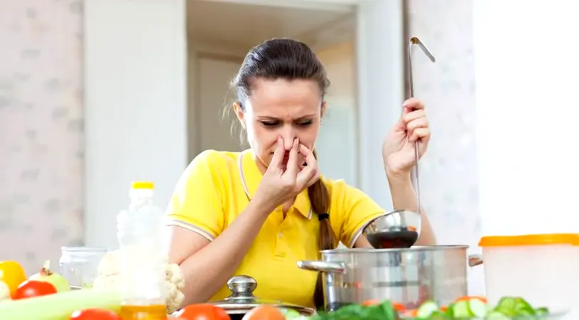 Cum să prăjești peștele fără să faci miros în casă. Trucuri utile care te scapă de această problemă