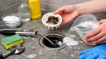 Cum cureți eficient scurgerea de la duș. Soluții simple de ajutor