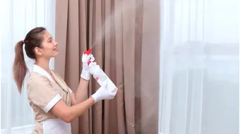 Secretul hotelurilor de lux. Ce folosesc pe perdele ca să miroasă impecabil