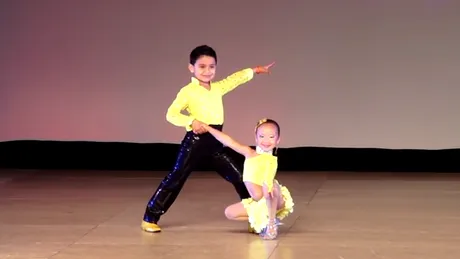 Nu exista absolut nimic mai simpatic decat copiii astia doi dansand salsa! Trebuie sa-i urmaresti pana la final! VIDEO