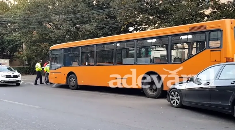 VIDEO | Accident grav in Buzau! Un autoturism a lovit puternic un autobuz