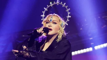 Madonna e de nerecunoscut, la propriu! Ce accesoriu bizar a purtat la concert în Rio