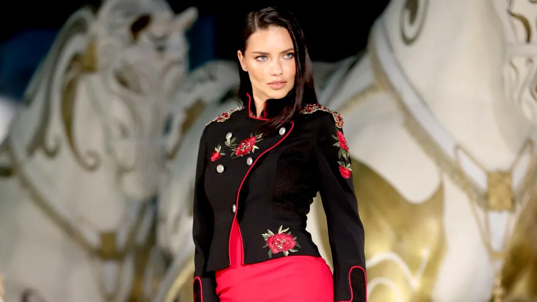 Adriana Lima a dat startul unui extravagant show de modă