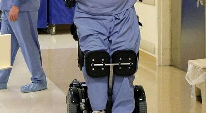 Povestea doctorului paralizat care operează din scaunul cu rotile