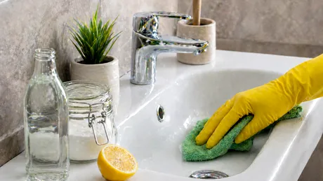 Cum scapi de calcarul de pe chiuveta din baie: soluții simple și eficiente