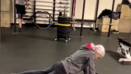 O batranica de 72 de ani efectiv rupe sala de fitness in doua! Tu nu o sa poti sa faci niciodata ce face ea la varsta ei! VIDEO