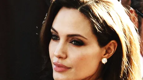Angelina Jolie a vorbit pentru prima data despre despartirea de Brad Pitt! Actrita a izbucnit in lacrimi: ''A fost extrem de dificil''
