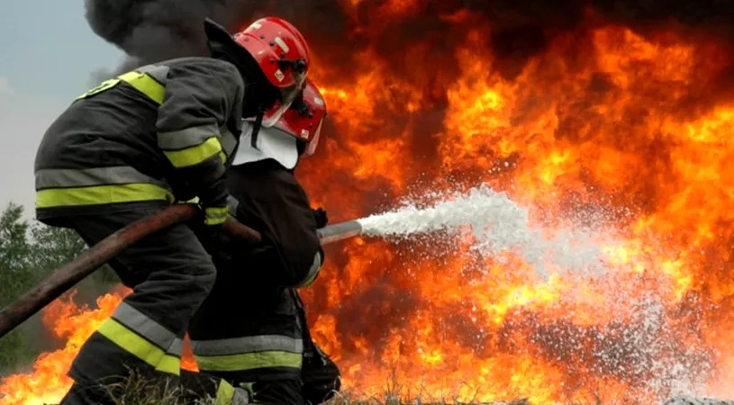 Incendiu devastator in Cernavoda. 30 de persoane au fost evacuate