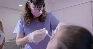 Căștile și festivalurile pot afecta auzul mai repede decât crezi. Medicul ORL Daniela Ionescu explică semnele care nu trebuie ignorate