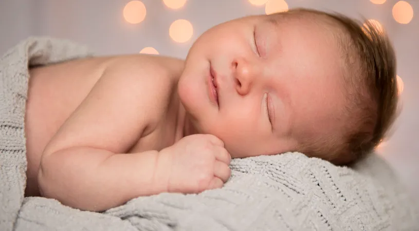26 de solutii ca sa iti adormi copilul imediat. De ce trebuie sa eviti contactul vizual cu el
