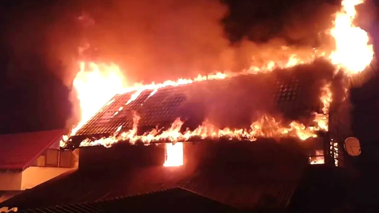 Casa unui preot din Galati a ars complet 