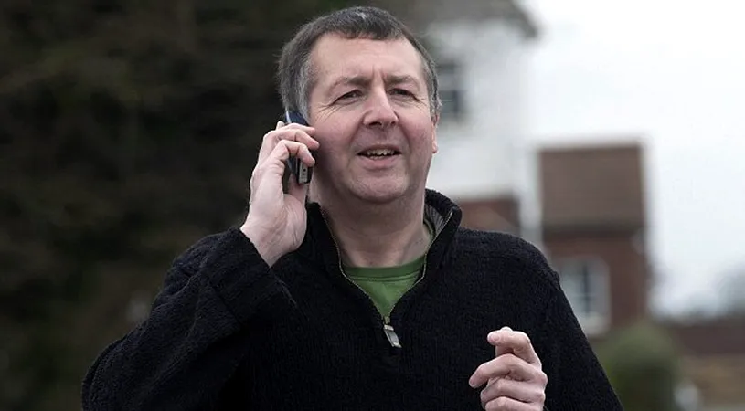 Barbatul asta are cel mai vechi mobil din Anglia. Il are din 2000, l-a luat cu el la razboi in Iraq si Afganistan si inca rezista! Isi incarca Nokia o data la 10 zile VIDEO