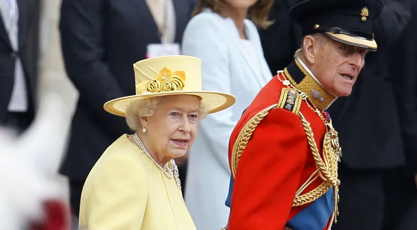 Adevarul despre geanta Reginei Elisabeta a doua! Ce semnale secrete trimite prin ea si ce cara