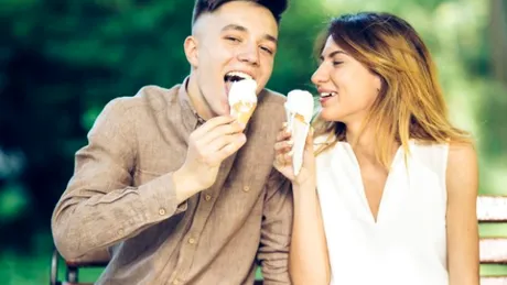 Un cuplu a fost amendat după ce a fost prins pe o bancă în timp ce mânca înghețată: ”Nu înțeleg raționamentul”
