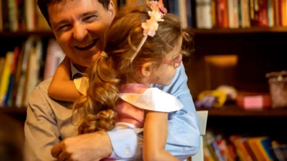 Fetița lui Nicușor Dan a atras toate privirile la ceremonia de învestire a tatălui său. Gesturile cu care Aheea a cucerit sala Parlamentului