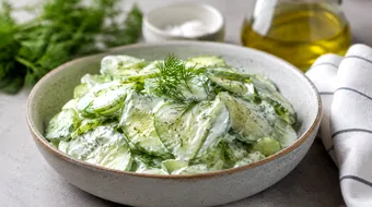 Salată de dovlecei, preparatul simplu care nu trebuie să lipsească din meniul verii. Gata în 10 minute