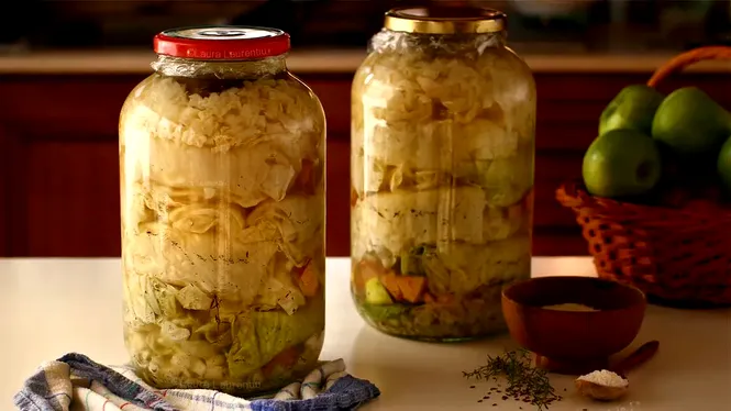 De ce să pui aspirină în varza murată. Toate gospodinele trebuie să știe acest truc genial!