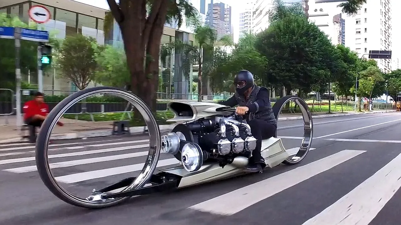 motocicleta uluitoare cu motor Rolls Royce 1 