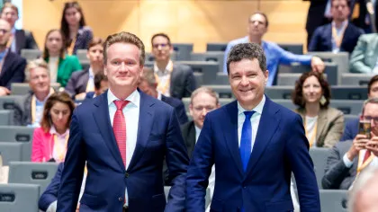 Nicușor Dan, alături Mirabela Grădinaru și cei doi copii, în vizită oficială la Salzburg. Ce ținută a ales Prima Doamnă?