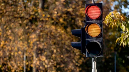 E legal să treci pe galben sau nu? Ce spune noul cod rutier 2025