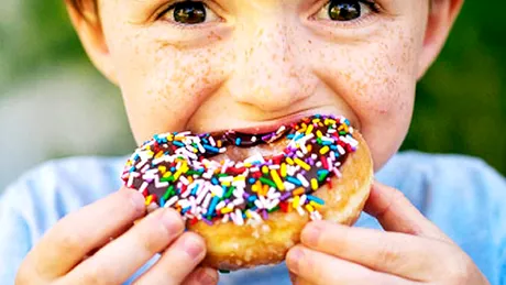 Alimente interzise copiilor! De ce e periculos sa ii oferi celui mic iaurt sau popcorn