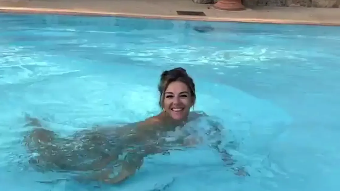 Liz Hurley, topless la piscina. Vedeta arata demential la 53 de ani VIDEO