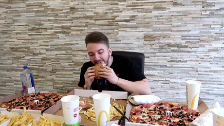 Tipul asta si-a cumparat fast-food de 680 RON si a mancat 30.000 de calorii la o singura masa! Ce s-a intamplat cu el imediat dupa! VIDEO