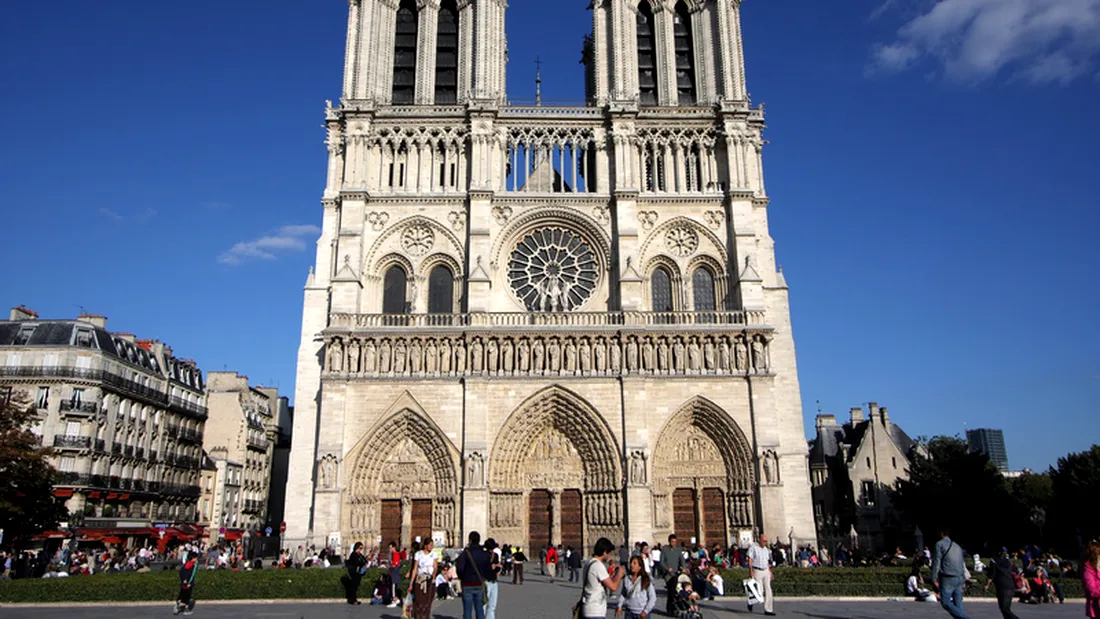 Atac la Notre-Dame, din Paris! Un barbat a fost impuscat dupa ce a incercat sa raneasca un politist