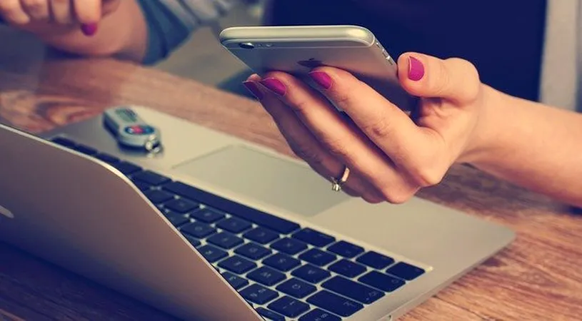 Măsură unică în lume! Care este orașul unde s-ar putea interzice utilizarea telefoanelor mobile pe stradă, în timp ce mergi