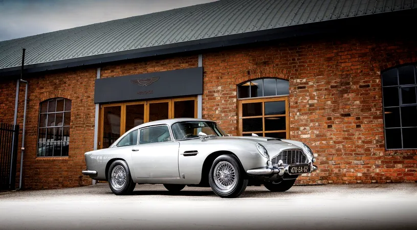 Aston Martin DB5 in valoare de 6 milioane de dolari. A fost facut special pentru James Bond in Goldfinger