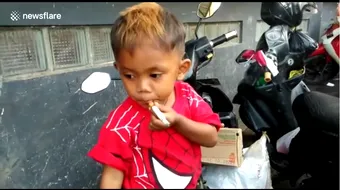 Baietelul asta de 2 ani fumeaza 2 pachete de tigari pe zi! Mama lui i le cumpara si spune ca asa se calmeaza el! Imaginile sunt socante