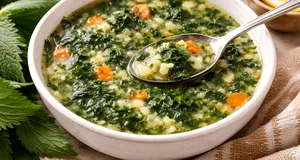 Rețetă de ciorbă de urzici ca la țară. Preparatul de primăvară plin de vitamine