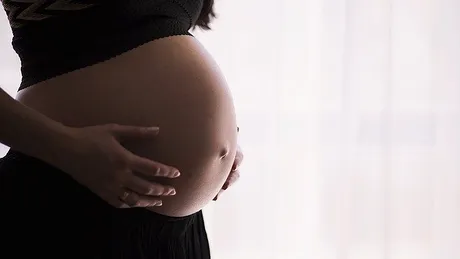 Povestea dramatică a unei tinere de 26 de ani, gravidă în 37 de săptămâni: ”Tu ești aia la care i-a murit copchilul?”