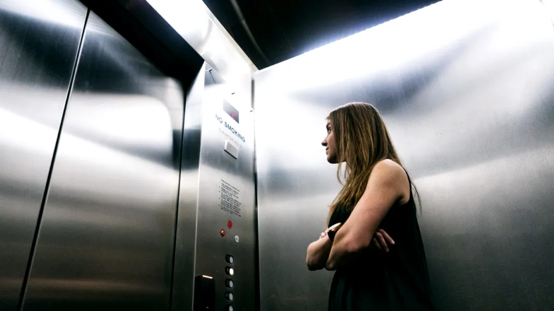 Caz șocant! Peste 70 de persoane au fost infectate cu noul coronavirus, după ce o femeie bolnavă a urcat cu liftul în blocul în care locuia!