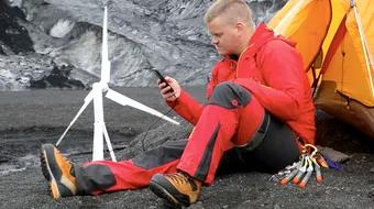 Inventia care te poate ajuta sa-ti incarci telefonul oriunde! Mini eolienele care au 650 grame si folosesc vantul pentru a genera energie