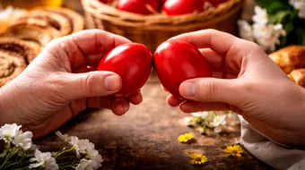 De ce se ciocnesc ouăle roșii? Tradiția care unește generații de Paște