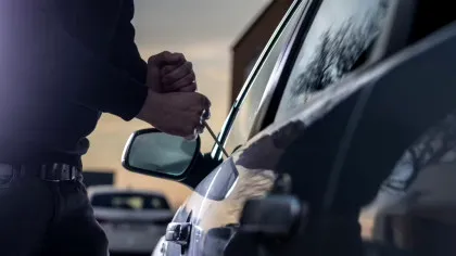 Un bărbat de 62 de ani i-a umilit pe hoții care i-au furat mașina, dar și pe polițiști. Omul și-a făcut dreptate cu ajutorul soției
