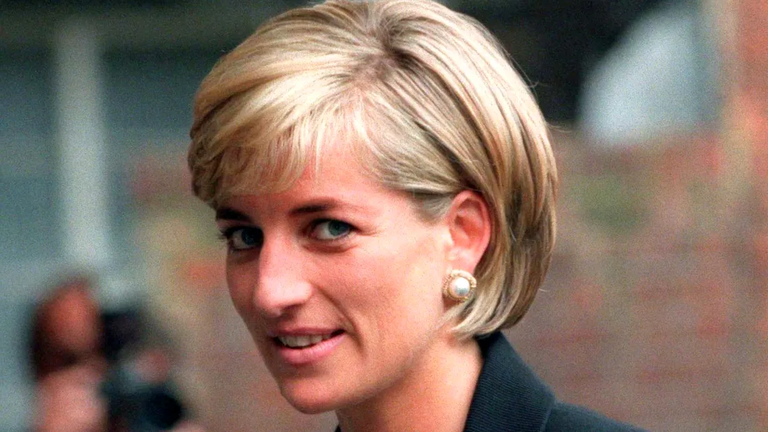 Printesa Diana a incalcat protocolul Casei Regale: de ce renuntase sa mai poarte manusi si palarii la intalnirile oficiale! Ce facea de fiecare data cand se intalnea cu oamenii de rand