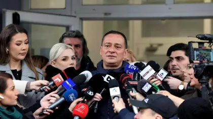 Nimeni nu a văzut detaliul de la mâna lui Daniel Băluță. Ce a avut asupra lui primarul de la Sector 4 în cabina de vot