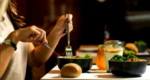 O femeie a dat în judecată un restaurant celebru, după ce și-a comandat o salată. Ireal ce a putut să găsească în ea!