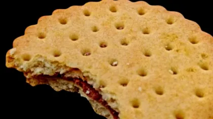 Sigur NU știai! De ce biscuiții au găuri?