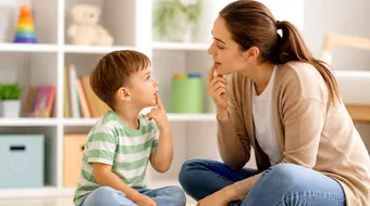 Copilul nu vorbește până la 3 ani? Pașii importanți care îl pot ajuta să își dezvolte limbajul